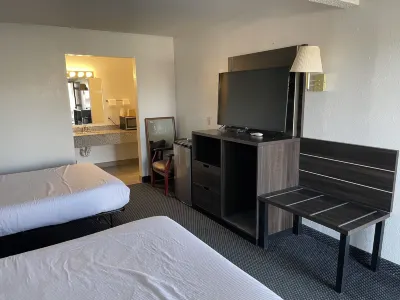Landmark Inn Hotels in Paola