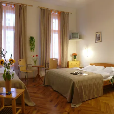 Pension Prague City Hotel dekat Stasiun Bawah Tanah Flora