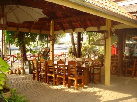 Seaza Hotel Отели рядом с достопримечательностью «Krom Luang Chumphon Khet Udomsak Royal Palace»