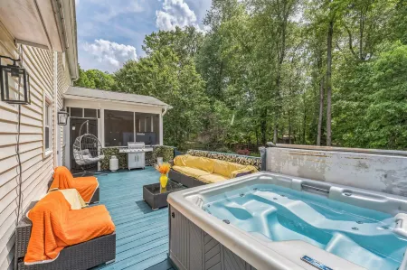 Kernersville Hot Tub  Pool  Arcade Gym Wifi Coffee