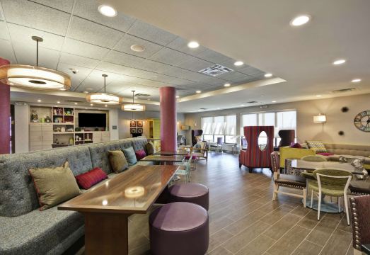 엠버시 스위트 로비