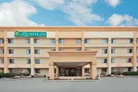 La Quinta Inn & Suites by Wyndham Mansfield Oh Hotels in Bellville