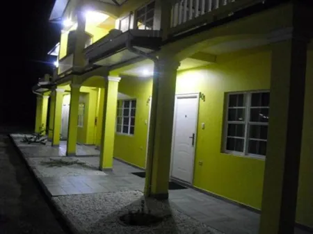Piarco Village Suites Отели в г. Tunapuna