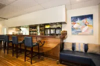 Coral Cay Resort - bar