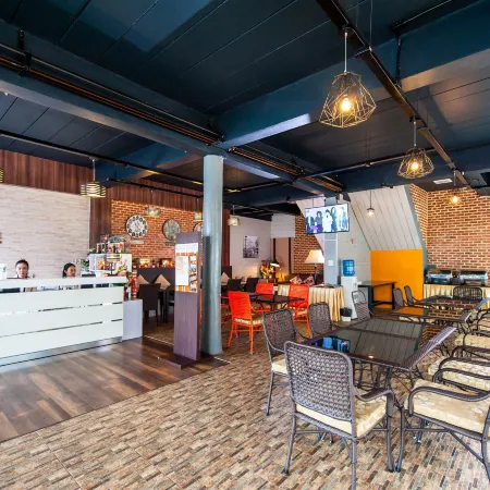 Prajaktra City Hostel Отели рядом с достопримечательностью «Сквер часовой башни»