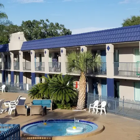 Clarion Inn & Suites Central Clearwater Beach