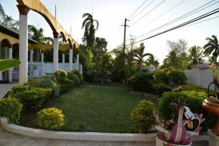 Chateau Margarite Hotel Отели в г. Монтего-Бей