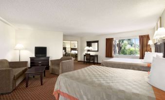 Days Inn & Suites by Wyndham Rancho Cordova