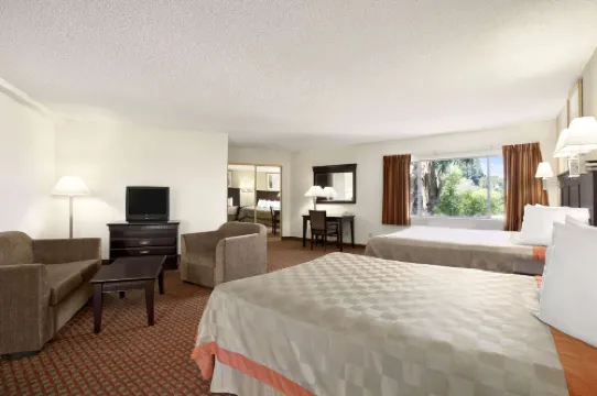 Days Inn & Suites by Wyndham Rancho Cordova