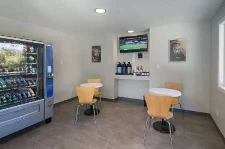 Motel 6 Saanichton, BC - Victoria Airport Отели в г. Сентрал Саанич