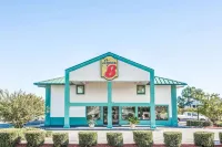 Super 8 by Wyndham Valdosta GA I-75 Hotels in Valdosta