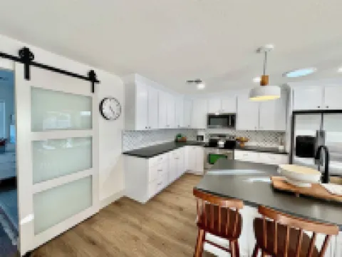 3-bedroom bungalow with pool and hot tub