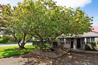 Balmoral Lodge Motel Hotels in 