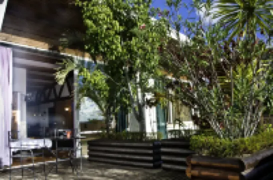 Hôtel Restaurant le Combava Hotels near Queen's Palace