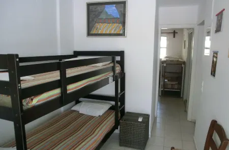 Santorini Camping & Hostel Отели рядом с достопримечательностью «Santorini Horse Riding»