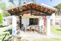 Just 10 Minutes from Sitges, House with Private Garden and Pool- Отели рядом с достопримечательностью «Can Martí del mas Roig»