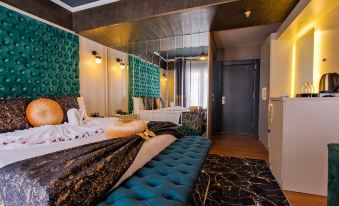 Moonday Hotel