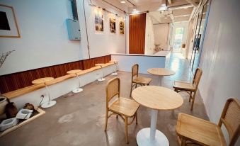 Momento Hotel and Cafe