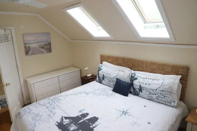Jamestown In town, cozy cottage sleeps 6, 2 min to beach, pets OK