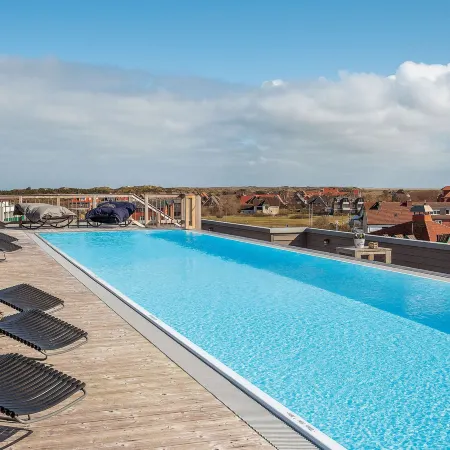 Strandhotel Sandburg Отели рядом с достопримечательностью «Пляж Лангеог»