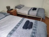 3-Beds Sleep 7 with Garden & Private Parking Hotel a 