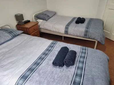 3 Bedrooms - Sleep 7 - Garden - Private Parking Hotel a 