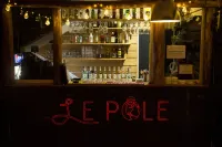 Le Pôle - ที่มีบาร์