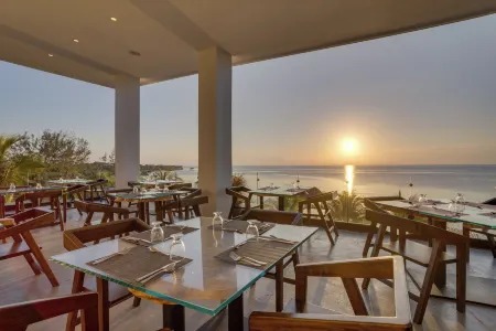 Villas at Coco de Playa Отели в г. Surfside