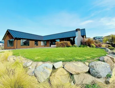 Cedar Lakeview Hotels near University of Canterbury Mt John Observatory