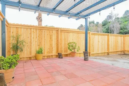 Elegant Country Retreat with Serene Patio Haven Отели в г. Глендора