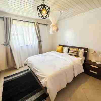 Spacious 4-bedroom with a pool Rooms