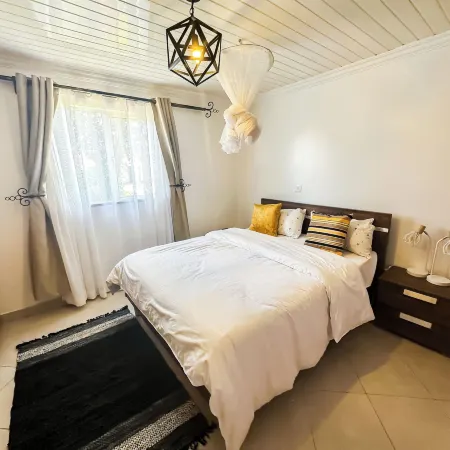 Spacious 4-bedroom with a pool