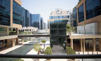 Large Modern 1-Bedroom in Bay Square 9