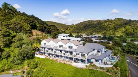 Blue Pacific Apartments Отели рядом с достопримечательностью «Hole In The Rock Dolphin Cruise»