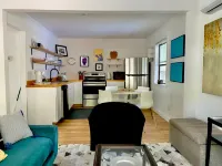 Cozy Living Space with Full Kitchen and Outdoor Courtyard - Vibrant Oasis 트래비스 카운티 호텔