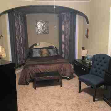 Charming Wheeling Island home. Large cozy and spacious! Your home away from home Rooms