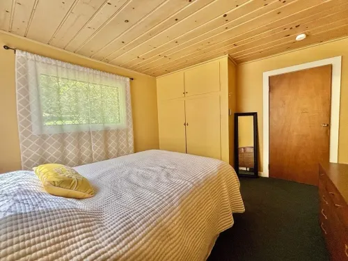 Charming 2-bedroom cabin with lake views offering a quiet, lake-side retreat.