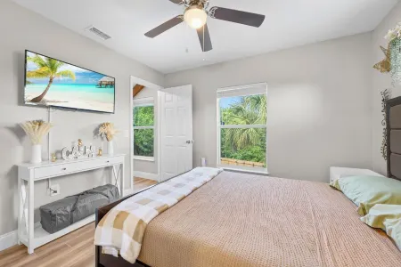 Charming 3-bedroom house with WiFi and AC in lovely Palm Bay