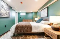 NEW 5 Bed Home with Game Room, Theater Room, Fire Pit, ONLY 3 Mins from the ARK!