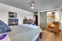 Charming, Pet-friendly, 3-bedroom home in Gilbert with AC, WiFi, pool, hot tub