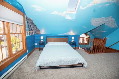Spacious 5 BDR, 2.5 BATH - Updated & Prime! Lots of Parking! Sleeps up to 16! 錫達拉皮茲機場附近的飯店