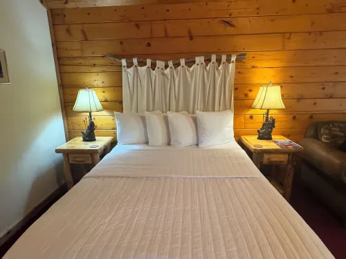 Morning Star ROMANTIC Log Cabin in the woods. Hot Tub & Wood Burning Fire Place.