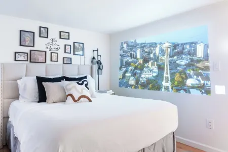 4 bedroom bungalow with lakeview in Seattle Отели рядом с достопримечательностью «Парк Мэттьюс Бич»