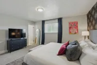 1 min from Lindon Temple- Hot tub, Sleeps 16, Xbox, Poker, 6 Bed