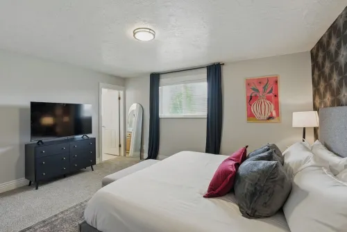 1 min from Lindon Temple- Hot tub, Sleeps 16, Xbox, Poker, 6 Bed