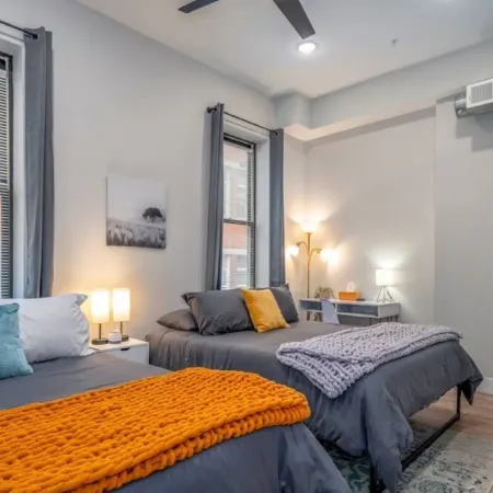 Otr by Tql, Findlay Mkt, Wifi, Sleeps 8, 3 Lux Queen Beds, 55in Smart TV, 2nd FL