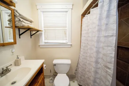 Charming 1-bedroom house in lovely East Orange with WiFi, AC