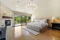 Luxury Home Cathedral Rock Views, Large Property with a Stream/ Lush Fruit Trees