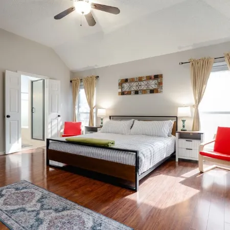 Big 4 Bdrm 2 Bath, Private 15' Swim Spa, Hot Tub, Fenced Private Yard, Big Trees