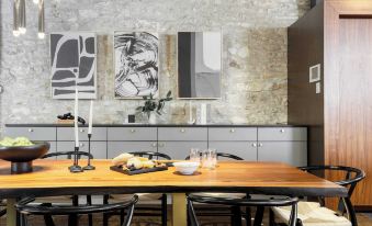 Paramount Place by AvantStay 4 Story Apartment in Heart of Austin w Movie Theatre